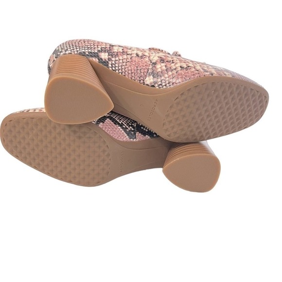 AEROSOLES Aware Mara Snakeskin Vegan Leather Pink & Black Closed Toe Pump. - Picture 7 of 8